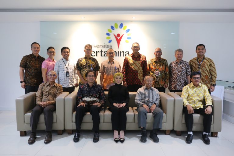 Dokumentasi: Foto bersama Dewan Penyantun, Badan Penyelenggara (Pertamina Foundation) dan Pimpinan Universitas Pertamina