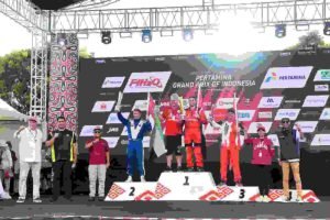 Pj Gubernur Sumut Serahkan Piala Juara&nbsp; F1 Powerboat Danau Toba 2024