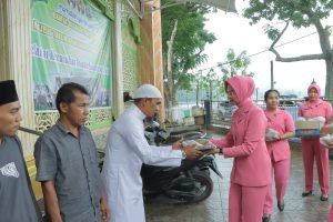 Polres Samosir Berbagi Takjil kepada Masyarakat dan Tahanan