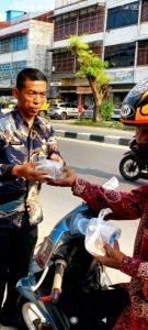 PUD Pasar Medan Cabang III Bagi Takjil ke Masyarakat di Letda Sudjono