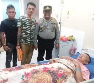 Peduli Anggota, Kapolsek Hamparan Perak AKP Mualimin Jenguk Anggota yang Sakit Dirawat di RS Bhayangkara