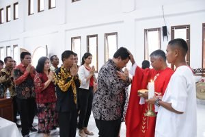 Bupati Samosir Ikuti Kebaktian Jumat Agung di Gereja Katolik ST Maria Claret Tomok