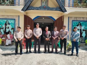 Polres Samosir Jaga Kenyamanan Ibadah Paskah 2024