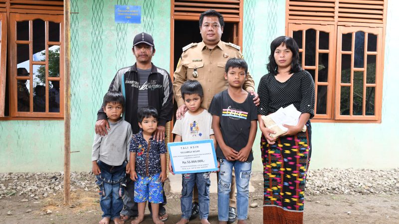 Bupati Samosir Bantu Anak SD Penderita Kanker Mata