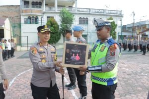 Kapolres Samosir Berikan Bingkisan Lebaran kepada Personilnya