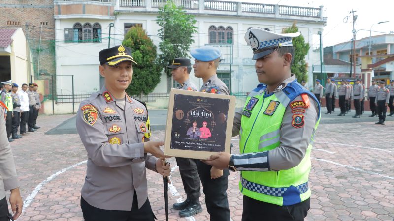 Kapolres Samosir Berikan Bingkisan Lebaran kepada Personilnya