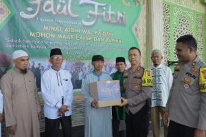 Kapolda Sumut Serahkan Bingkisan kepada Pengurus Mesjid Al-Hasanah Pangururan