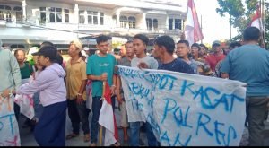 Kehadiran RI 1 Dimedan Disambut Aksi Demo Damai Masyarakat Pancur Batu, Tuntutannya Minta Pak Jokowi Bantu Edi Suranta Gurusinga