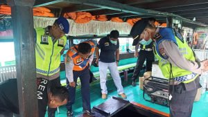 Personil Polres Samosir Cek Kelayakan Kapal Motor Penumpang