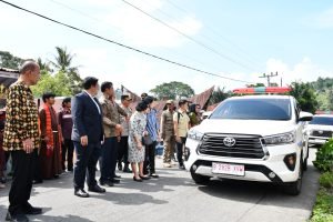Sambut Paskah, Bupati Samosir Serahkan 9 Unit Mobil dari Kemenkes RI