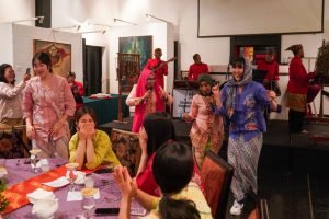 Kompak Kenakan Batik, Red Sparks Santap Malam dan Joget Dangdut di Galeri Seni Kunstkring Paleis