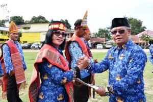 Pemkab Samosir Peringati Hardiknas dan Berikan Penghargaan ke Sekolah