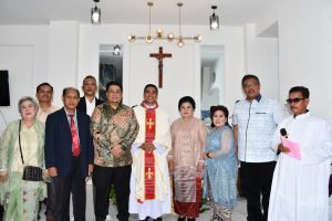 Bupati Samosir dan Keluarga Ikuti Misa Bersama di Rumah