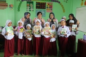 Srikandi PLN Peringati Harkitnas, Salurkan Buku ke SD IT Bina Insan