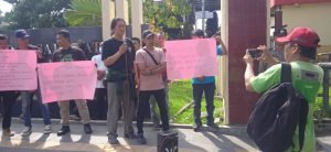 Puluhan Karyawan Pagoda Mas Berunjuk rasa ke Poldasu Agar Segera&nbsp; Tangkap dan Penjarakan Bos Pagoda Mas