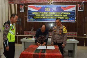 Polres Samosir Kolaborasi Pemkab Tandatangani SK Forum Lalu Lintas dan Angkutan Jalan