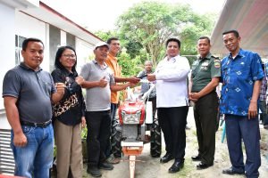 Bupati Samosir Kembali Salurkan Pupuk Gratis dan Alsintan