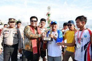 Bupati Samosir Serahkan Piala Festival Solu Bolon Tahun 2024