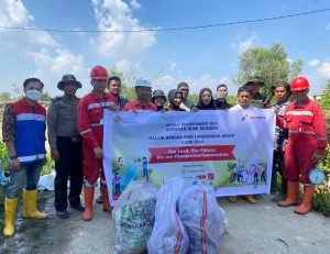 Pertamina Patra Niaga Regional Sumbagut Gelar Aksi Bersih dan Penanaman Mangrove
