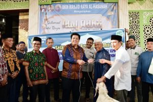 Bupati Samosir Serahkan Hewan Qurban Bagi Umat Muslim di Samosir