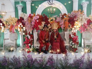 Pernikahan Nona Ratna Waluksi Berjalan Penuh Kebersamaan dan Kegembiraan