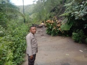 Personil Polres Samosir Cek TKP dan Amankan Lokasi Kejadian Alam