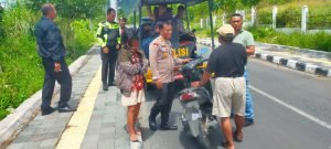 Polsek Simanindo Amankan Papan Nama Informasi di Lumban Bakara