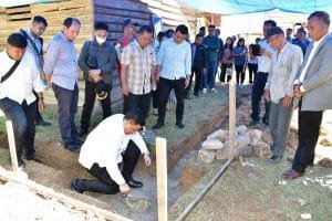 Bupati Samosir, Letakkan Batu Pertama untuk Pembangunan Kantor Desa Paraduan