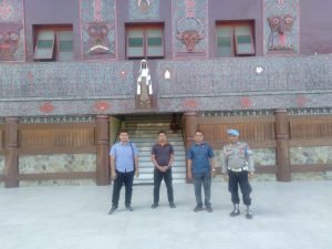 Polres Samosir Hadir Ditengah Kesibukan Pengunjung di Hari Minggu