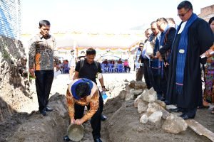 Bupati Samosir Letakkan Batu Pertama Pembangunan Gedung Konsistori dan Sekolah Minggu HKBP