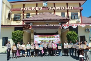 Sambut Hari Bhayangkara ke-78, Polres Samosir Salurkan Sembako Sebagai Bakti Sosial