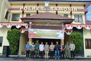 Kesiapan Akhir Polres Samosir Jelang Pengamanan PSU di TPS 12 Pemilu 2024 PangururanBlinkiss.id, SamosirKapolres Samosir AKBP Yogie Hardiman, S.H., S.I.K., M.H pimpin Apel Kesiapan Akhir Pengamanan Pemungutan Suara Ulang (PSU) di TPS 12 Desa Pardomuan I Kecamatan Pangururan Samosir Pemilu 2024, Jumat (28/6/2024).Apel persiapan akhir pelaksanaan PSU sesuai putusan Mahkamah Konstitusi, yang dihadiri oleh berbagai pejabat penting, antara lain Asisten 1 Drs. Tunggul Sinaga mewakili Bupati Samosir, Pabung Kapten Armed G. Sebayang mewakili Dandim 0210 TU, Kasi Intel Kejari Samosir Richard Simaremare, Ketua KPU, Ketua Bawaslu, Camat Pangururan Robintang Naibaho, serta Kepala Desa Pardomuan I. Kapolres menyampaikan pentingnya pengamanan PSU mengingat sensitivitas politik dan potensi gangguan keamanan di wilayahnya. “PSU ini memiliki kerentanan serta sensitivitas politik yang tinggi sehingga dapat menimbulkan gangguan kamtibmas di wilayah Samosir,” ujar AKBP Yogie Hardiman.Ia menekankan bahwa pengamanan akan dilakukan secara menyeluruh, mencakup pendistribusian juga pengamanan logistik, serta pengamanan selama atau setelah proses pemungutan dan penghitungan suara TPS 12. Selain itu, mengingatkan pentingnya langkah-langkah preventif, preemptif, yang proaktif dari Polres Samosir untuk mencegah timbulnya kerawanan situasi.Rencana pengamanan terpadu juga telah disiapkan guna menunjang kelancaran proses PSU. “Masyarakat Samosir yang homogen tingkat pendidikan setara SLTA memiliki sikap kritis terhadap kehidupan politik, sehingga perlu diawasi setiap kegiatan masyarakat yang dapat memicu situasi tidak kondusif,” tambahnya.Dalam pengamanan TPS, personil Polri diharuskan mengikuti sejumlah kewajiban atau larangan. “Petugas Polri wajib melakukan langkah-langkah pengamanan saat persiapan bersama petugas ketertiban maupun pengawasan TPS, menggunakan seragam polisi sesuai ketentuan, dan memastikan keamanan wilayah TPS,” ujar Kapolres.Sementara itu, sejumlah larangan juga diterapkan, seperti dilarang mengambil gambar di dalam TPS, memasuki, atau melakukan intimidasi terhadap pemilih.”Ditambahkan, Kasi Humas Polres Samosir, Brigpol Vandu P. Marpaung, Polres Samosir telah menyiapkan langkah-langkah, kegiatan pencegahan gangguan dan personil pengamanan dalam proses PSU di TPS 12 Pemilu 2024 Desa Pardomuan I Pangururan. Polres Samosir juga bertanggung jawab atas pengamanan selama penghitungan hasil pemungutan suara juga selama proses pendistribusian logistik Pemilu 2024. (R Simbolon)