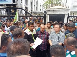 Aksi Tolak Tapera,Kantor DPRD Sumut di Geruduk Massa Buruh/ Pekerja Sumut dan APINDO