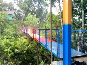Telkom Rekonstruksi Jembatan Gantung di Desa Cimahpar, Sukabumi