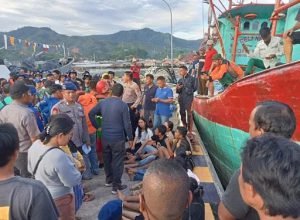 Petugas penyelamat mengevakuasi korban tenggelamnya kapal wisata di sekitar Pulau Putri, Tapteng