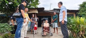 Wong Chun Sen dan Tony Wong Berikan Kursi Roda untuk Nenek Saminah