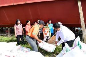 Bupati Samosir Salurkan Pupuk NPK Gratis Kepada Petani Dua Kecamatan