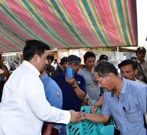 Bupati Samosir Bagikan Pupuk Gratis Untuk Petani di Nainggolan