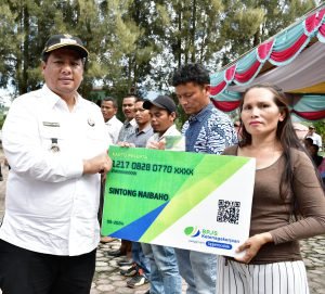 Bupati Samosir Salurkan  1.512 BPJS Rentan Bukan Penerima Upah Pekerja