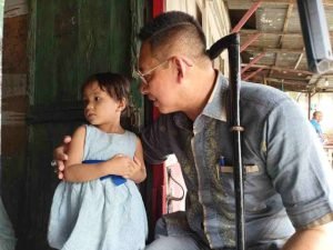 [10/7 21.54] eriantoega: Wong Chun Sen Beri Asupan Gizi Berupa Susu dan Vitamin Terhadap Bayi Stunting