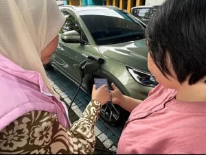 Begini Cara Mudah Isi Daya Kendaraan Listrik di SPKLU