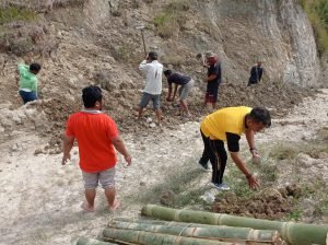 Polsek Palipi Gotong Royong Perbaiki Jalan di Desa Pamutaran