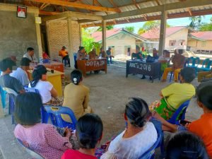 Bhabinkamtibmas Polsek Onanrunggu Bersama Pemdes Mediasi Konflik Dua Warga di Halaman Gereja