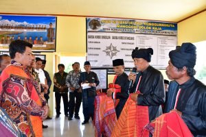 Bius Siualu Tali Ronggur nihuta Ulosi Bupati Samosir