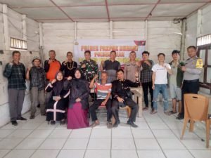 Sinergitas TNI – Polri Dan Forkopimca Kapolsek Salak Laksanakan Pojok Pemilu