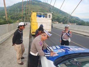 Polres Samosir, Tindak Ditempat (tilang) Pengendara Truk di Jembatan Tano Ponggol
