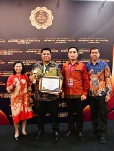 Bupati Samosir Terima Penghargaan UHC Tingkat Utama