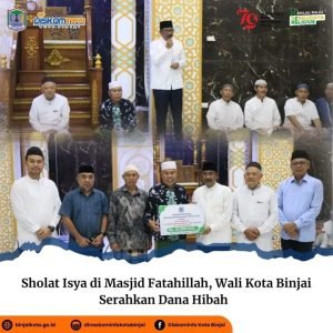 Sholat Isya di Masjid Fatahillah, Wali Kota Binjai Serahkan Dana Hibah