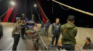 Polres Samosir, Patroli Presisi Malam Minggu Tegur Pedagang di Jembatan Tano Ponggol
