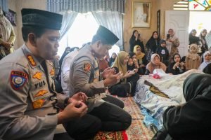 Wakapolda Sumut Brigjen Pol. Rony Samtana Melayat ke Rumah Duka Almarhum Ustadz Sampan